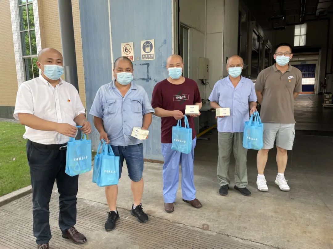 高溫堅守迎“烤”驗，慰問一線送清涼！
